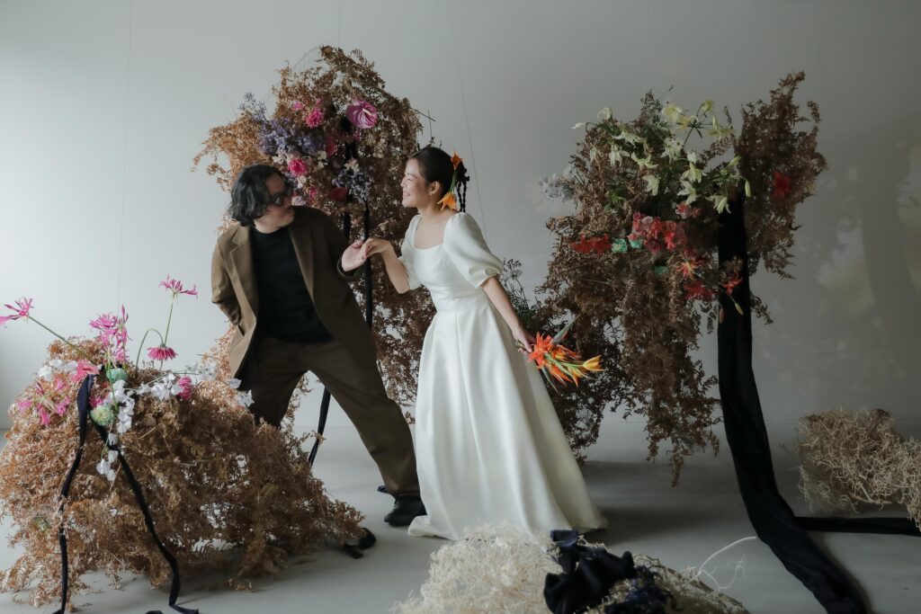 フォトウエディングを彩る上質な花。新郎新婦の美しさを引き立てる、洗練されたアーテ
ィスティックな花材の配置 | IN MY LIFE photography