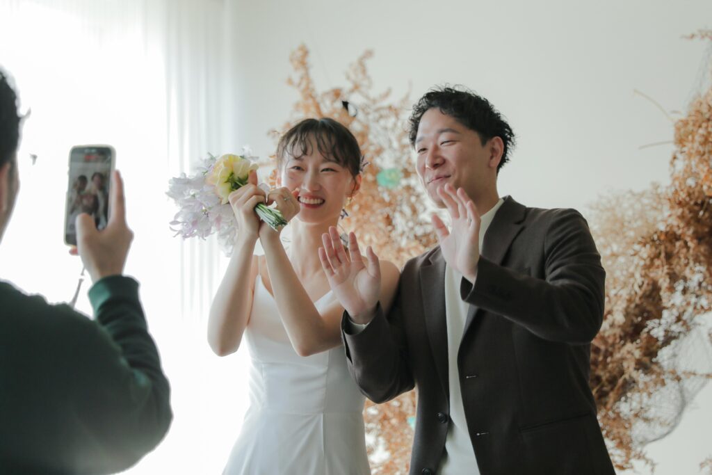 作り込まない自然な笑顔。お互いの空気感を大切に切り取った、等身大な洋装フォトウエ
ディング | IN MY LIFE photography
