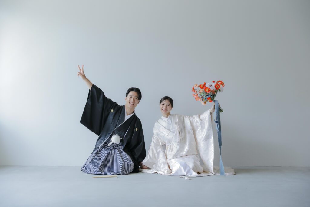 差し込む光が白無垢の陰影を美しく描き出す。シンプルだからこそ本質が伝わる和装カッ
ト | IN MY LIFE photography
