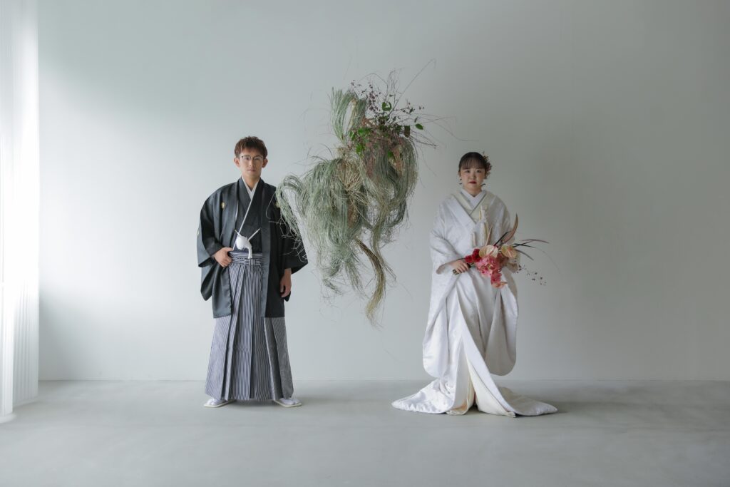 差し込む光が白無垢の陰影を美しく描き出す。シンプルだからこそ本質が伝わる和装カッ
ト | IN MY LIFE photography