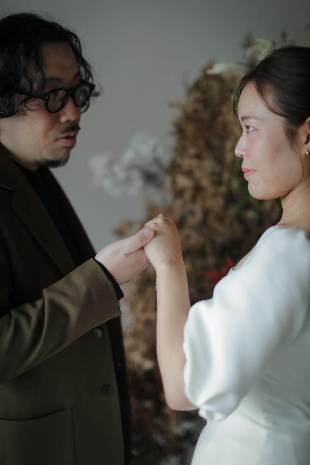フォトウエディングを彩る上質な花。新郎新婦の美しさを引き立てる、洗練されたアーテ
ィスティックな花材の配置 | IN MY LIFE photography