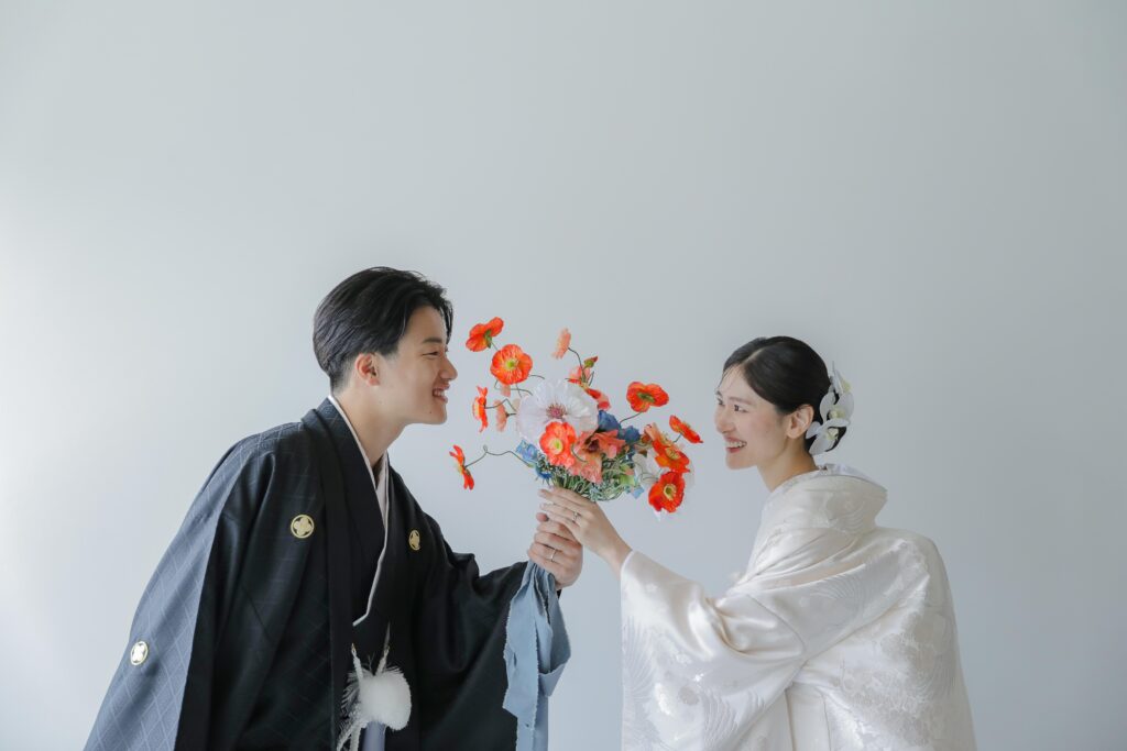 差し込む光が白無垢の陰影を美しく描き出す。シンプルだからこそ本質が伝わる和装カッ
ト | IN MY LIFE photography
