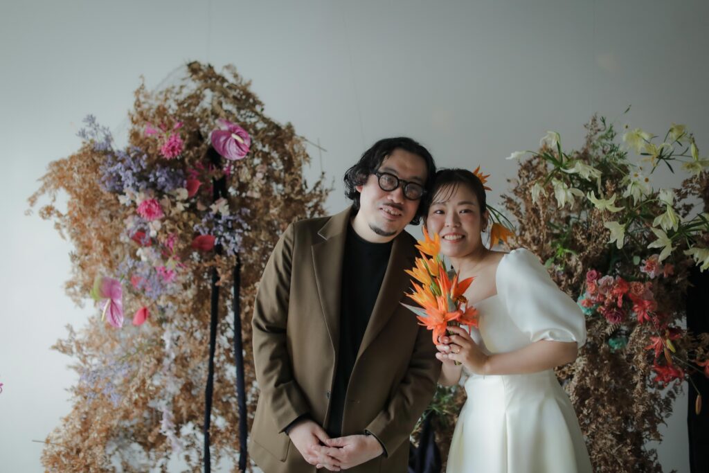 フォトウエディングを彩る上質な花。新郎新婦の美しさを引き立てる、洗練されたアーテ
ィスティックな花材の配置 | IN MY LIFE photography