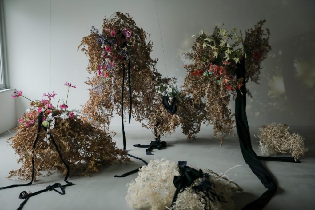 フォトウエディングを彩る上質な花。新郎新婦の美しさを引き立てる、洗練されたアーテ
ィスティックな花材の配置 | IN MY LIFE photography