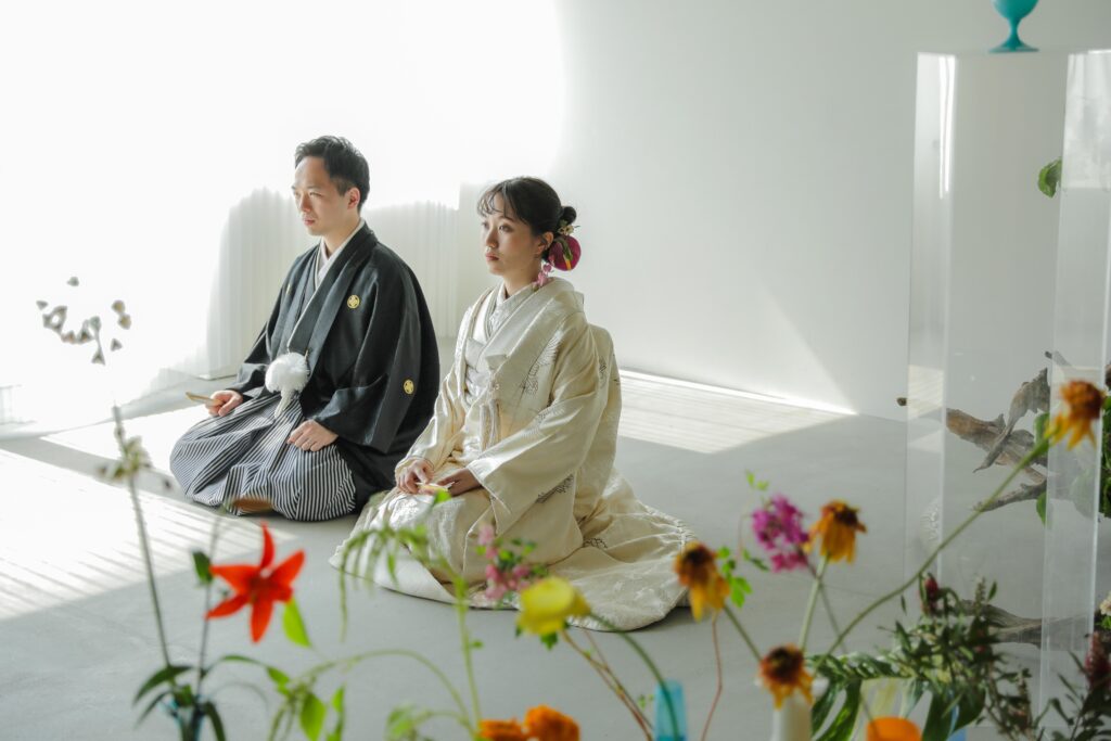 「引き算の美学」で構成された、ミニマルな白壁に映える草花とフラワーベースのスタイ
リング | IN MY LIFE photography