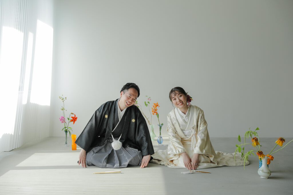 「引き算の美学」で構成された、ミニマルな白壁に映える草花とフラワーベースのスタイ
リング | IN MY LIFE photography