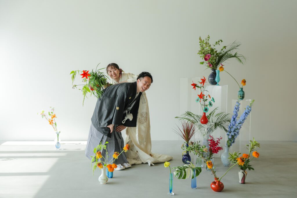 「引き算の美学」で構成された、ミニマルな白壁に映える草花とフラワーベースのスタイ
リング | IN MY LIFE photography