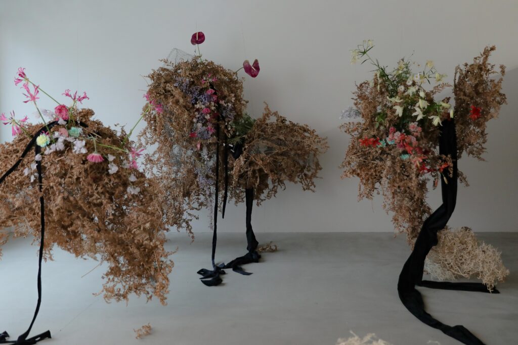 フォトスタジオの白を基調とした空間に飾られた、鮮やかな花とのフラワーベースのスタ
イリング| IN MY LIFE photography