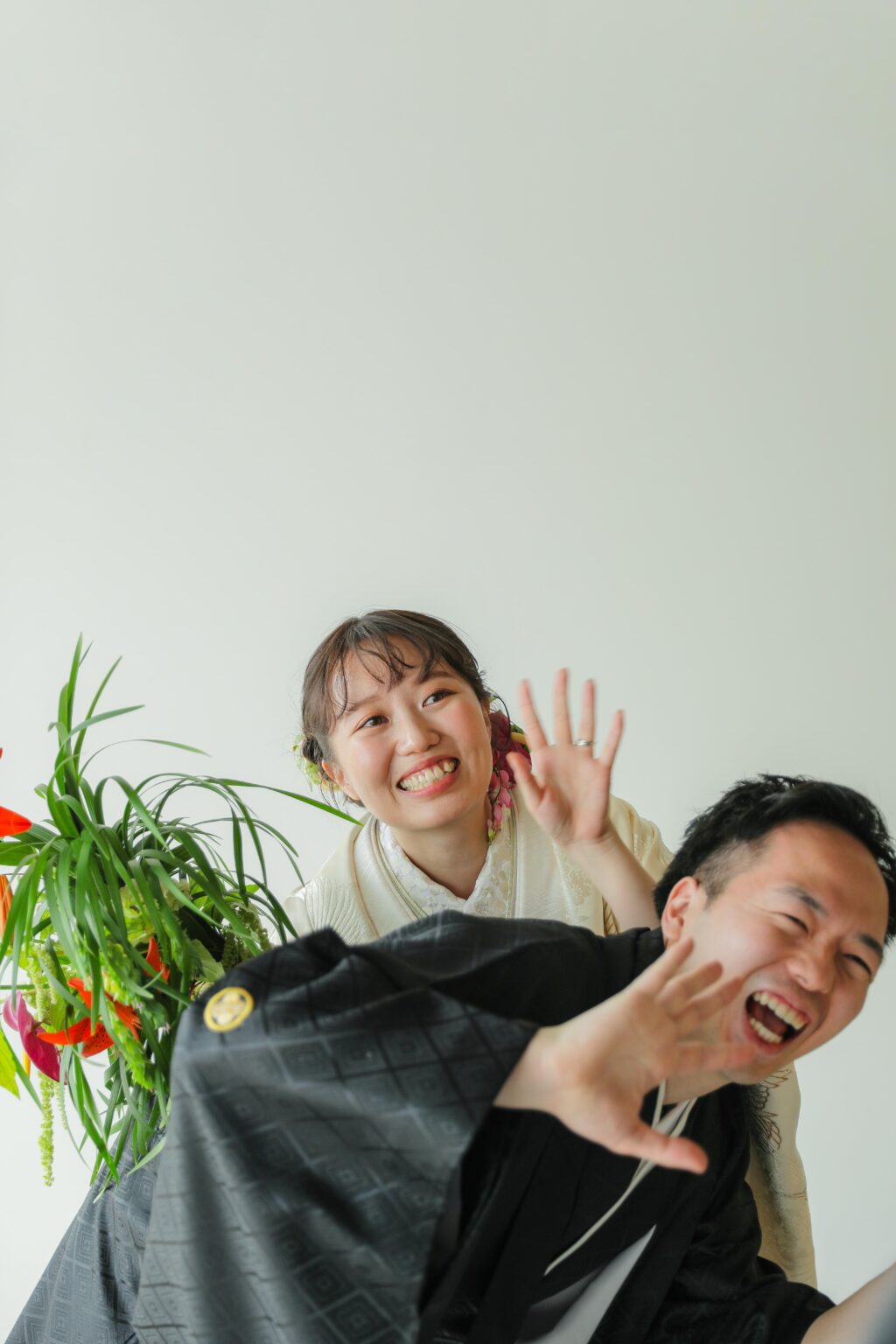 「引き算の美学」で構成された、ミニマルな白壁に映える草花とフラワーベースのスタイ
リング | IN MY LIFE photography