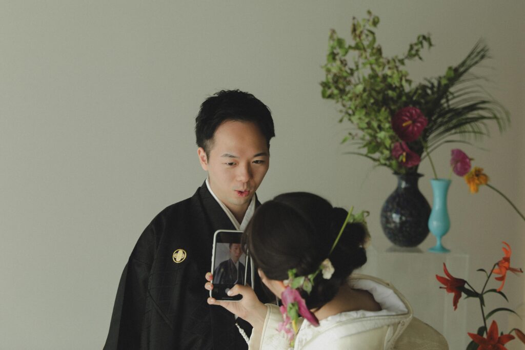 「引き算の美学」で構成された、ミニマルな白壁に映える草花とフラワーベースのスタイ
リング | IN MY LIFE photography