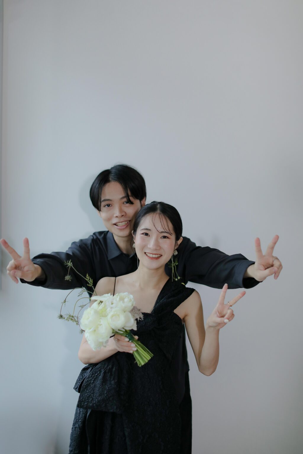 洗練されたドレスとシンプルなヘアメイク。自分たちらしさを表現する、上質な洋装前撮
り | IN MY LIFE photography