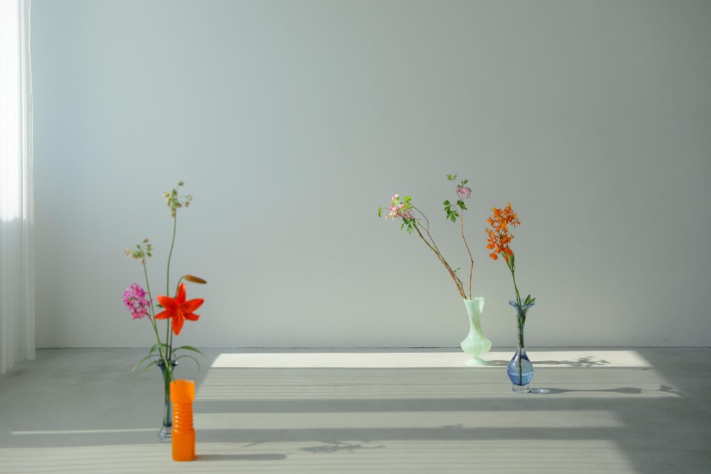「引き算の美学」で構成された、ミニマルな白壁に映える草花とフラワーベースのスタイ
リング | IN MY LIFE photography