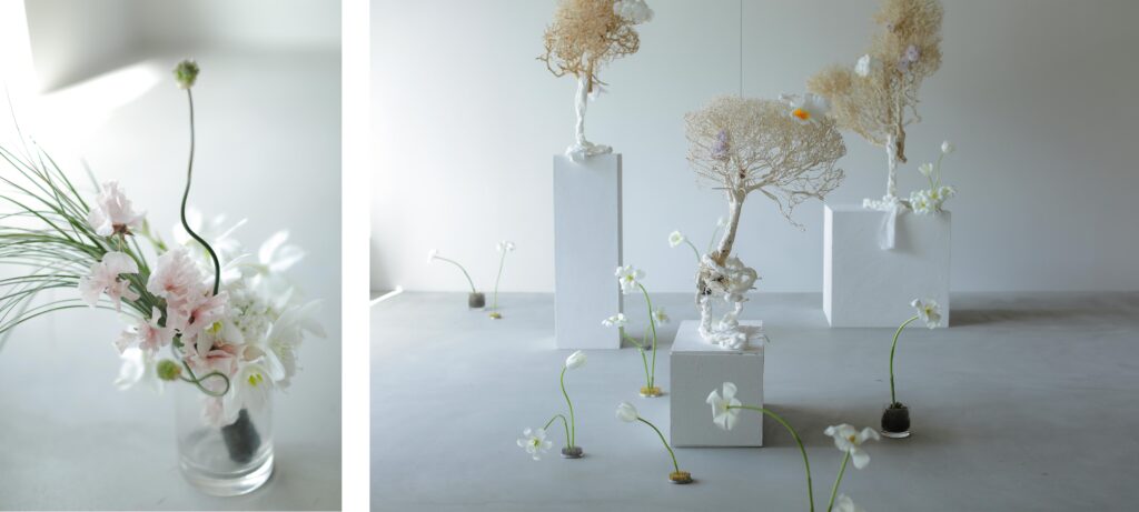 フォトスタジオの白を基調とした空間に飾られた、鮮やかな花とのフラワーベースのスタ
イリング| IN MY LIFE photography