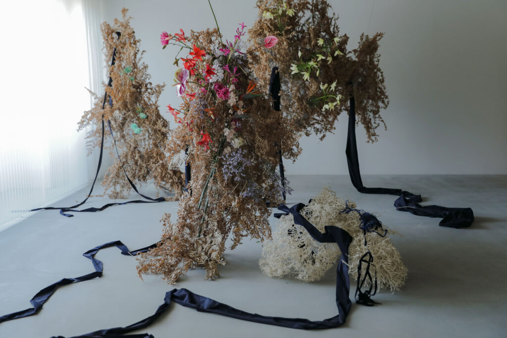 フォトウエディングを彩る上質な花。新郎新婦の美しさを引き立てる、洗練されたアーテ
ィスティックな花材の配置 | IN MY LIFE photography