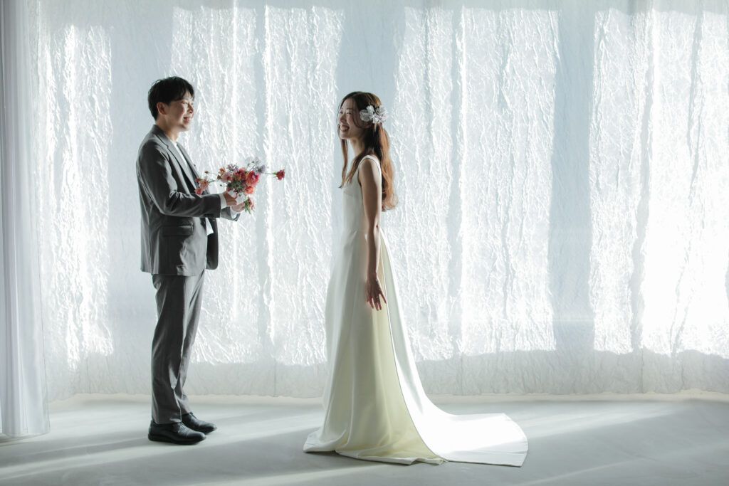 柔らかな自然光が包み込むスタジオで、ドレスの繊細なディテールまで美しく残す前撮り
カット | IN MY LIFE photography