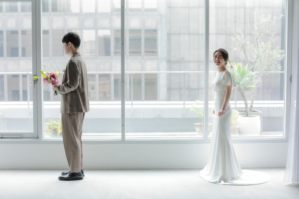 柔らかな自然光が包み込むスタジオで、ドレスの繊細なディテールまで美しく残す前撮り
カット | IN MY LIFE photography