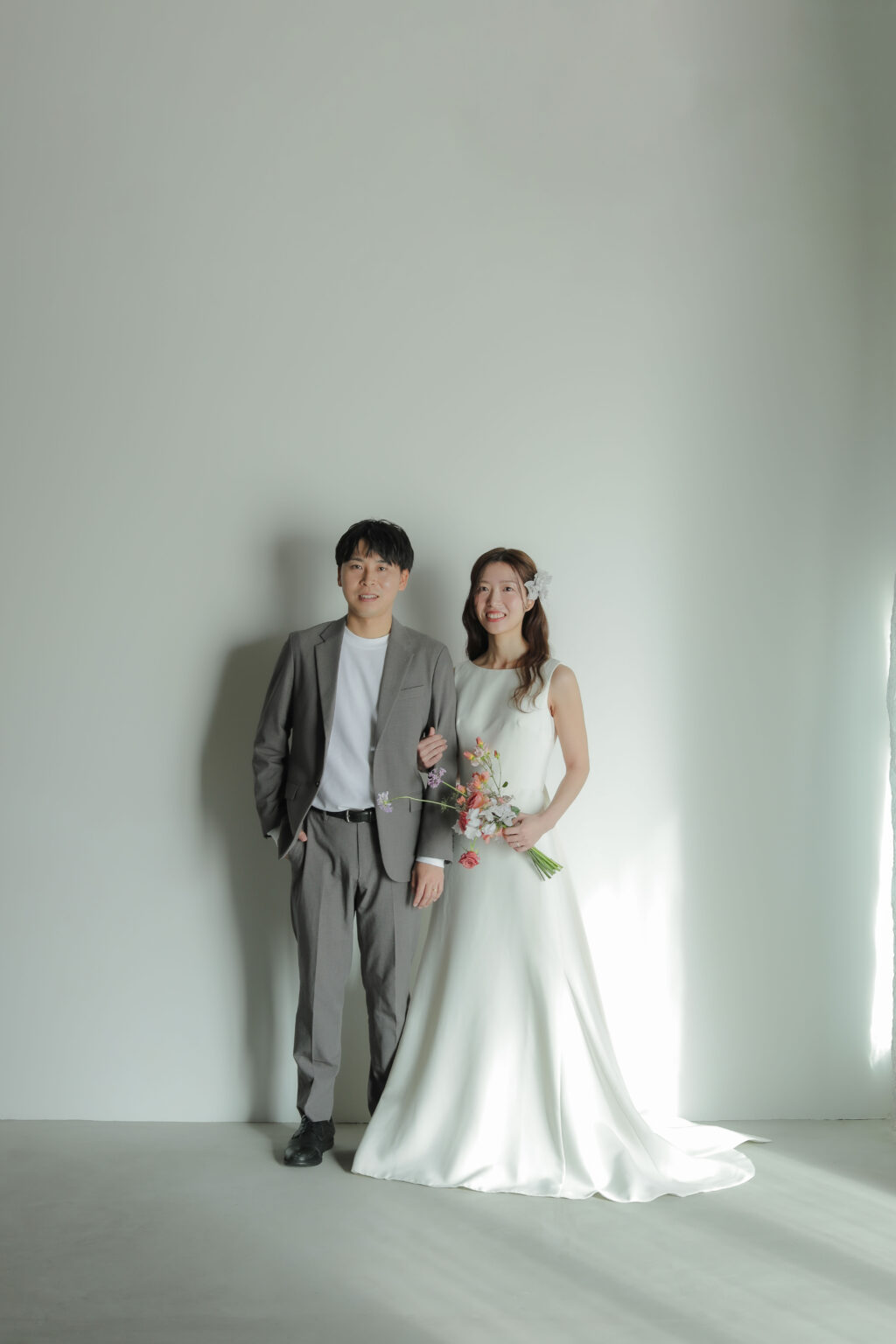 柔らかな自然光が包み込むスタジオで、ドレスの繊細なディテールまで美しく残す前撮り
カット | IN MY LIFE photography