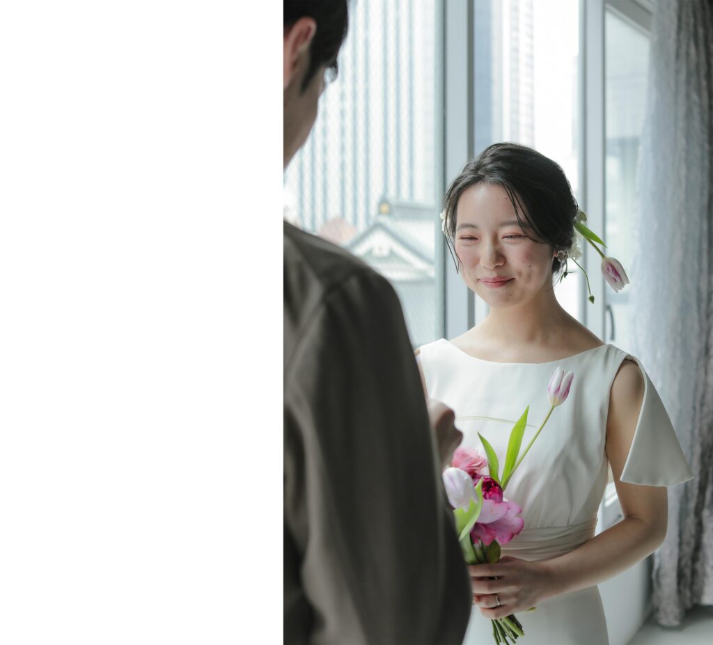 柔らかな自然光が包み込むスタジオで、ドレスの繊細なディテールまで美しく残す前撮り
カット | IN MY LIFE photography