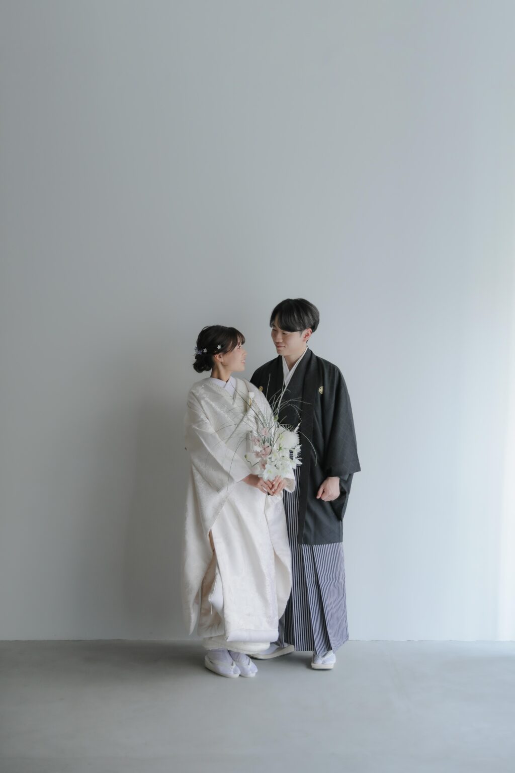 差し込む光が白無垢の陰影を美しく描き出す。シンプルだからこそ本質が伝わる和装カッ
ト | IN MY LIFE photography