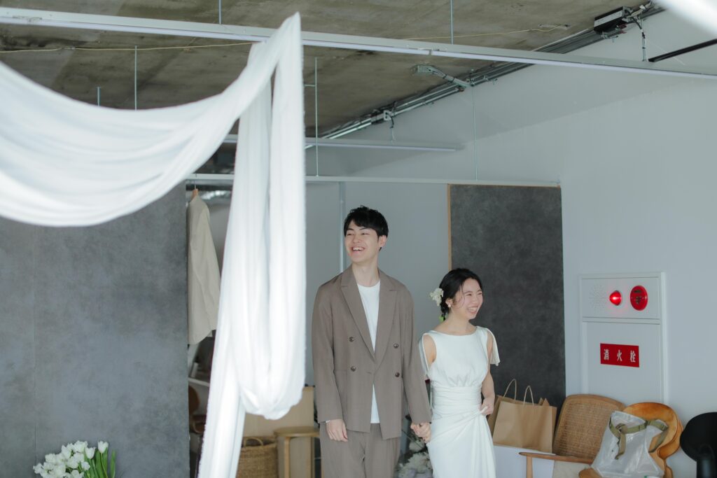 洗練されたドレスとシンプルなヘアメイク。自分たちらしさを表現する、上質な洋装前撮
り | IN MY LIFE photography