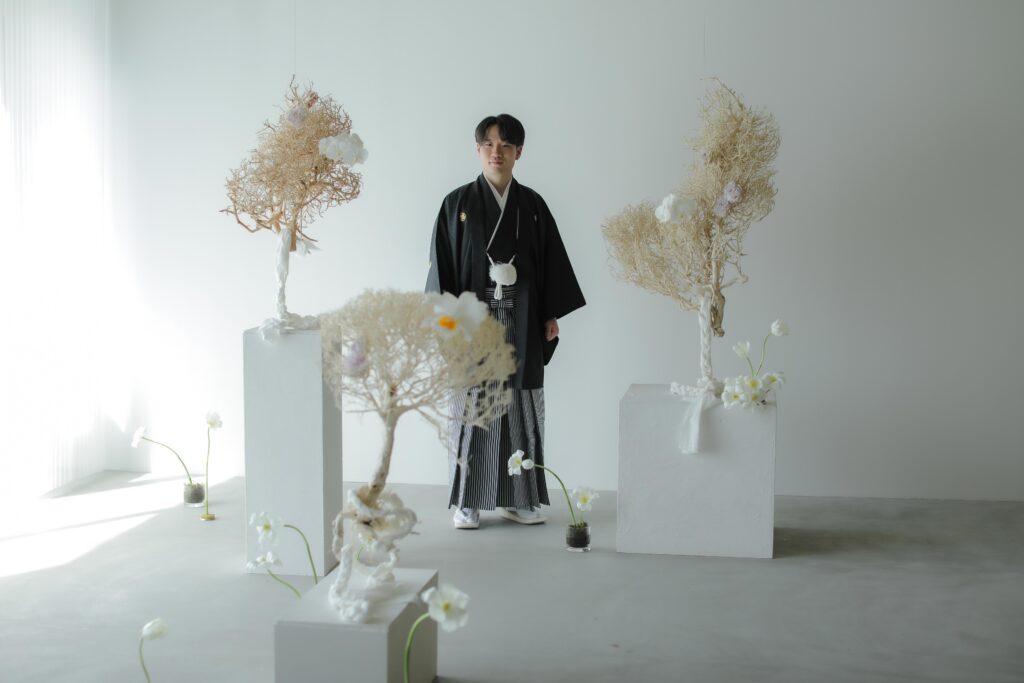 フォトウエディングを彩る上質な花。新郎新婦の美しさを引き立てる、洗練されたアーテ
ィスティックな花材の配置 | IN MY LIFE photography