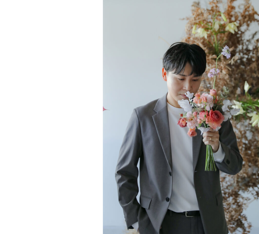 フォトスタジオの白を基調とした空間に飾られた、鮮やかな花とのフラワーベースのスタ
イリング| IN MY LIFE photography