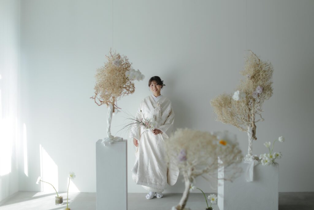 フォトウエディングを彩る上質な花。新郎新婦の美しさを引き立てる、洗練されたアーテ
ィスティックな花材の配置 | IN MY LIFE photography