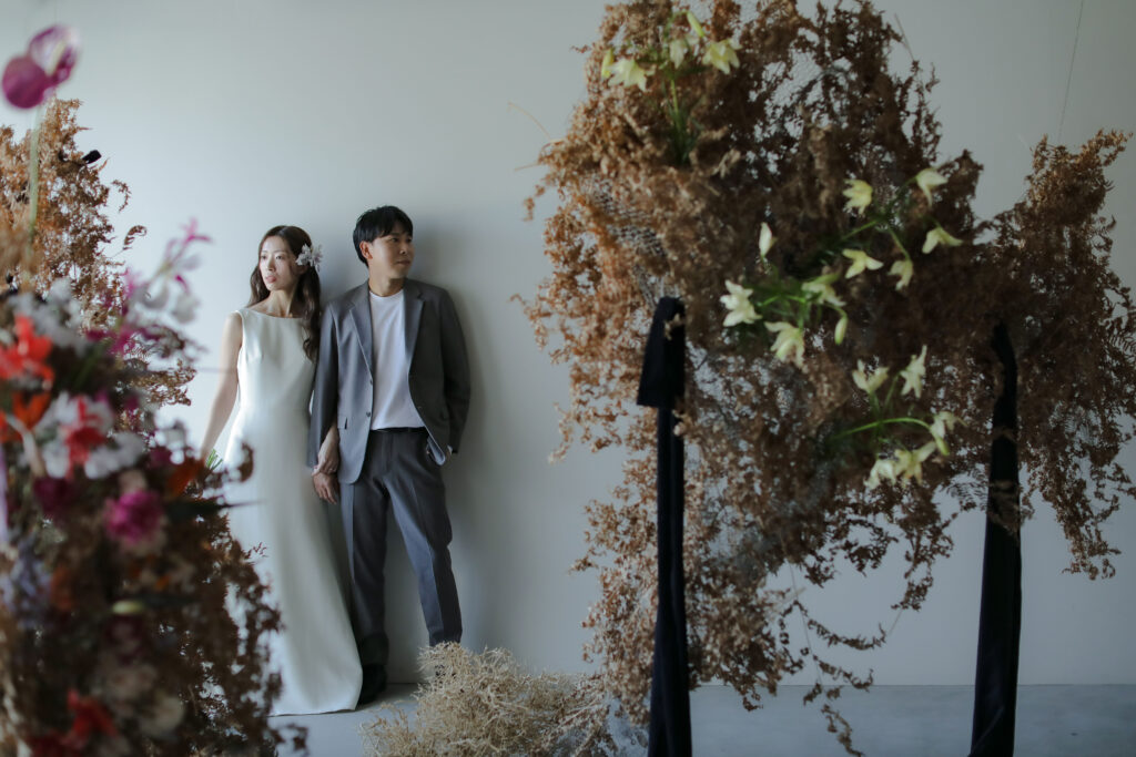 フォトスタジオの白を基調とした空間に飾られた、鮮やかな花とのフラワーベースのスタ
イリング| IN MY LIFE photography