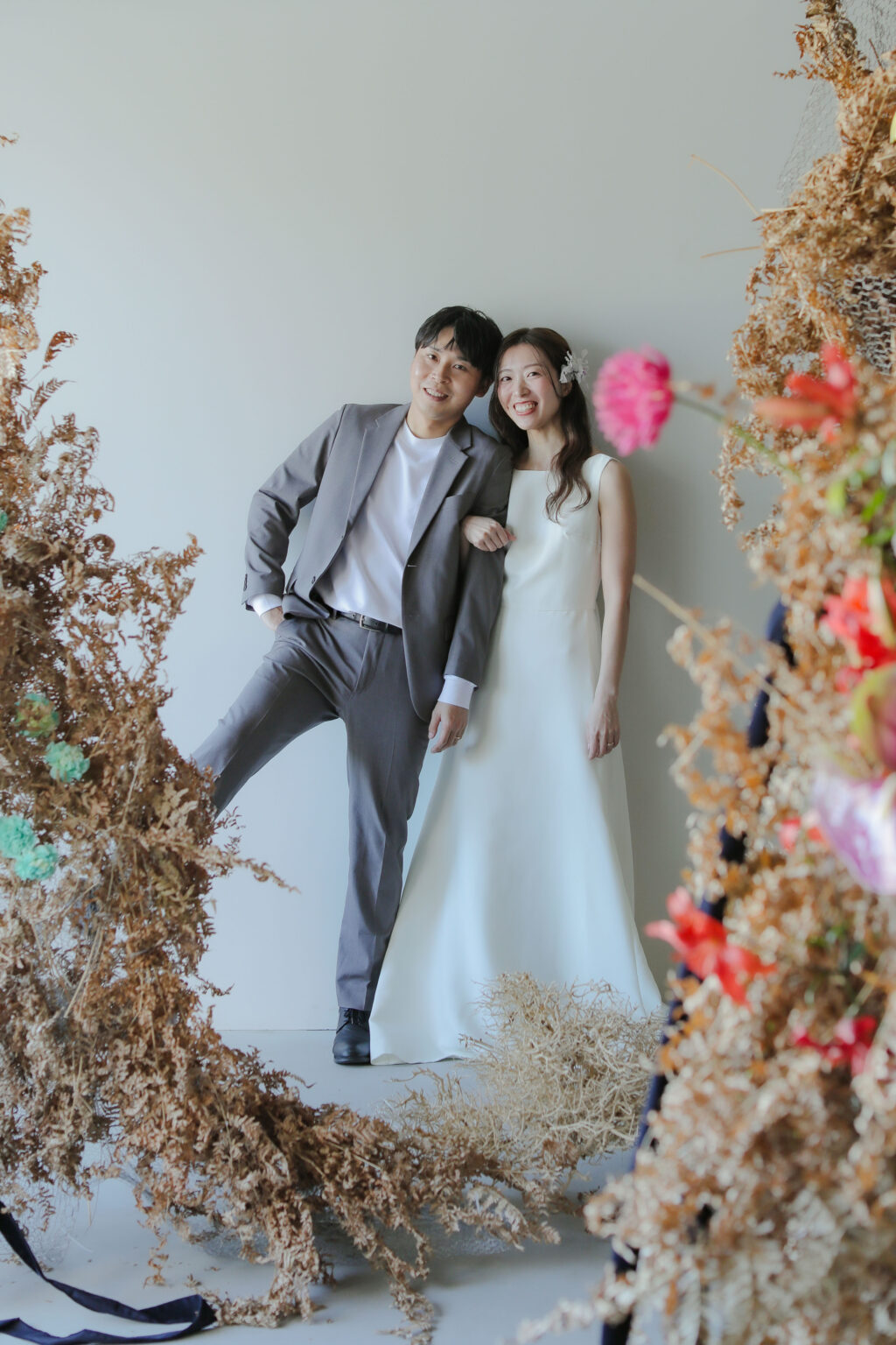 フォトスタジオの白を基調とした空間に飾られた、鮮やかな花とのフラワーベースのスタ
イリング| IN MY LIFE photography