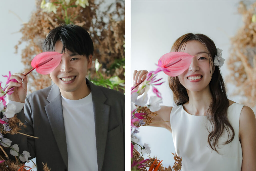 フォトスタジオの白を基調とした空間に飾られた、鮮やかな花とのフラワーベースのスタ
イリング| IN MY LIFE photography