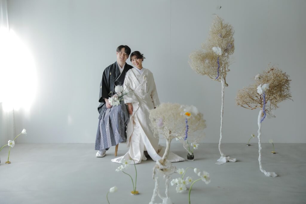 「引き算の美学」で構成された、ミニマルな白壁に映える草花とフラワーベースのスタイ
リング | IN MY LIFE photography