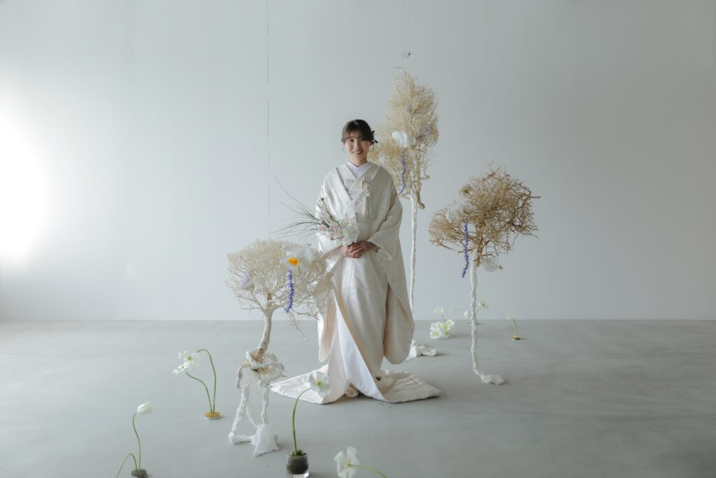 「引き算の美学」で構成された、ミニマルな白壁に映える草花とフラワーベースのスタイ
リング | IN MY LIFE photography