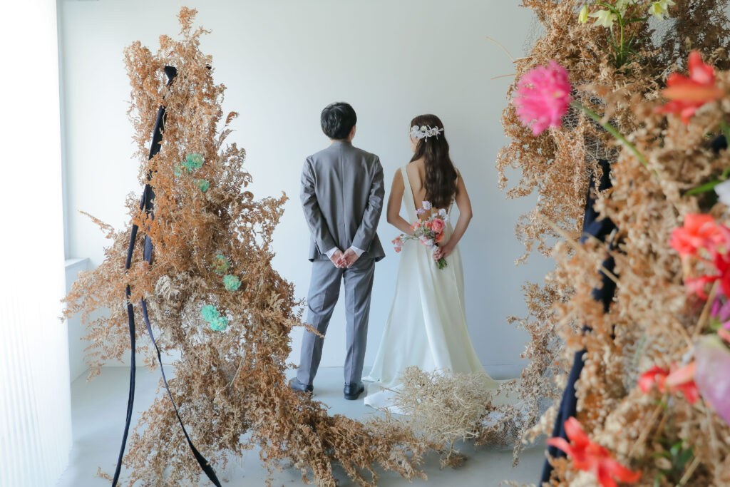フォトウエディングを彩る上質な花。新郎新婦の美しさを引き立てる、洗練されたアーテ
ィスティックな花材の配置 | IN MY LIFE photography