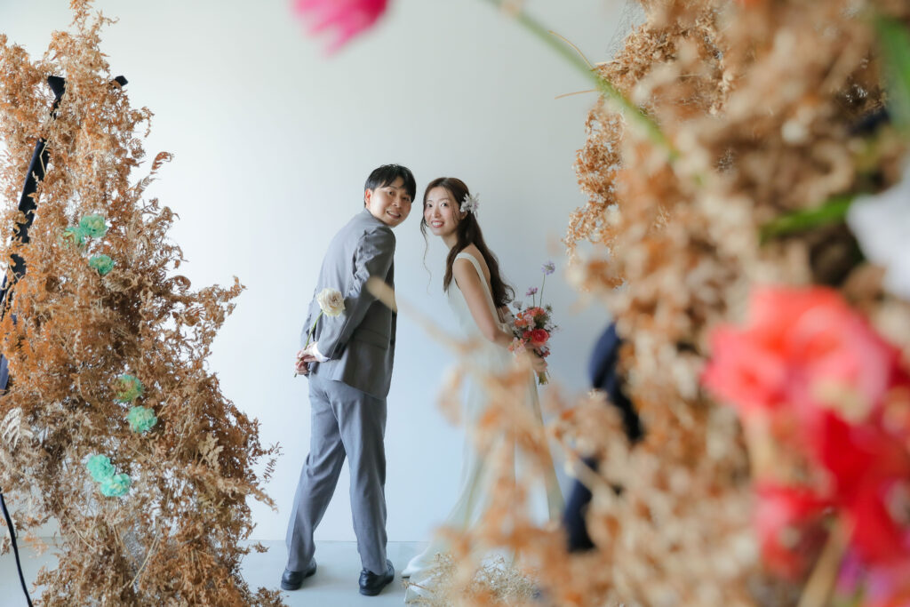 フォトウエディングを彩る上質な花。新郎新婦の美しさを引き立てる、洗練されたアーテ
ィスティックな花材の配置 | IN MY LIFE photography
