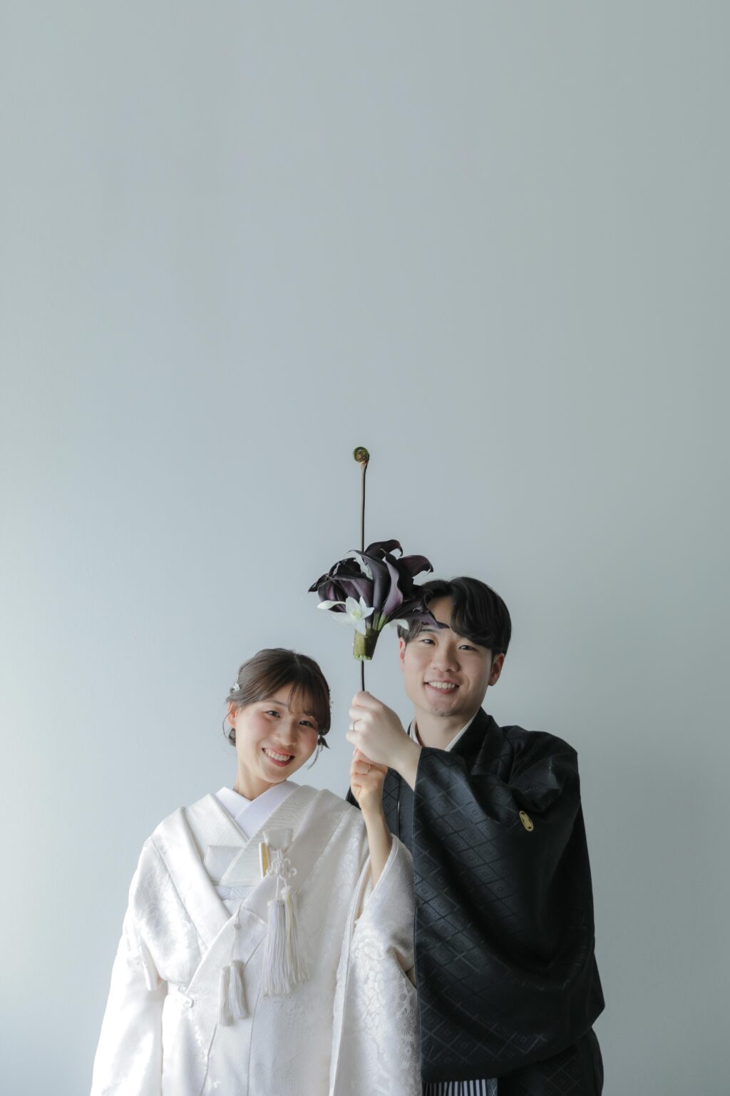 差し込む光が白無垢の陰影を美しく描き出す。シンプルだからこそ本質が伝わる和装カッ
ト | IN MY LIFE photography
