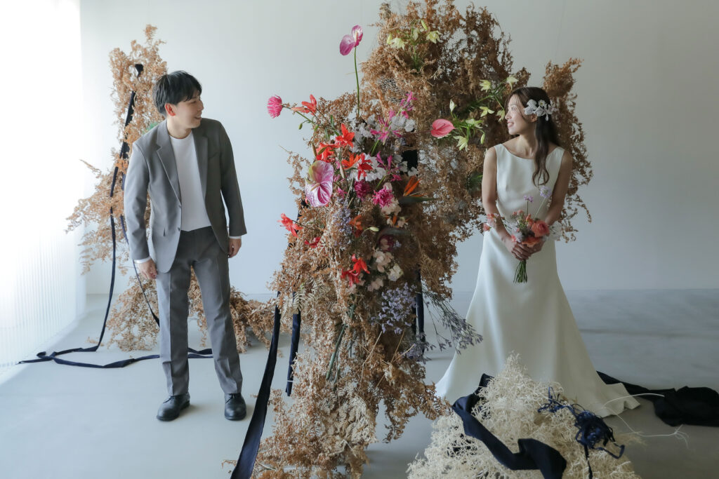 フォトウエディングを彩る上質な花。新郎新婦の美しさを引き立てる、洗練されたアーテ
ィスティックな花材の配置 | IN MY LIFE photography