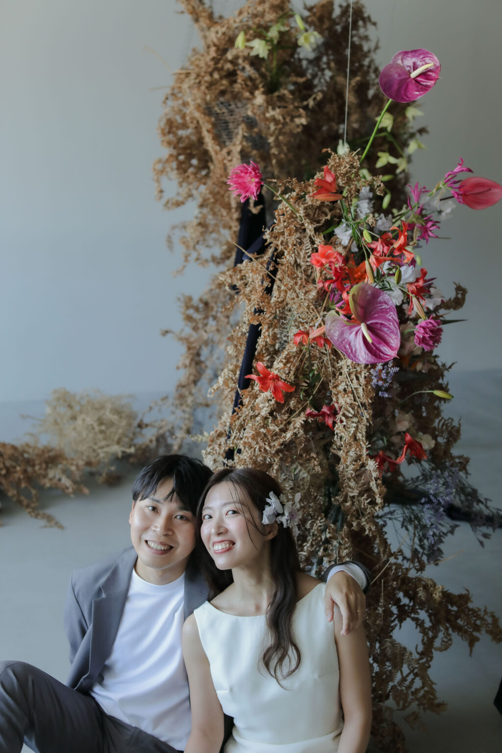 フォトウエディングを彩る上質な花。新郎新婦の美しさを引き立てる、洗練されたアーテ
ィスティックな花材の配置 | IN MY LIFE photography