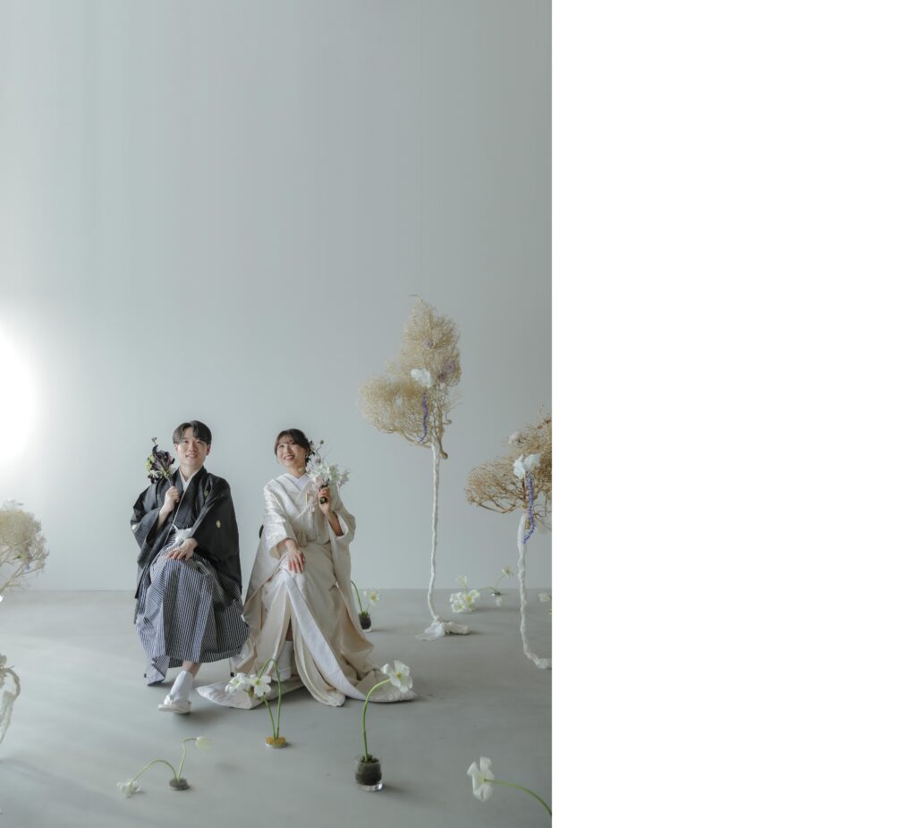 フォトウエディングを彩る上質な花。新郎新婦の美しさを引き立てる、洗練されたアーテ
ィスティックな花材の配置 | IN MY LIFE photography