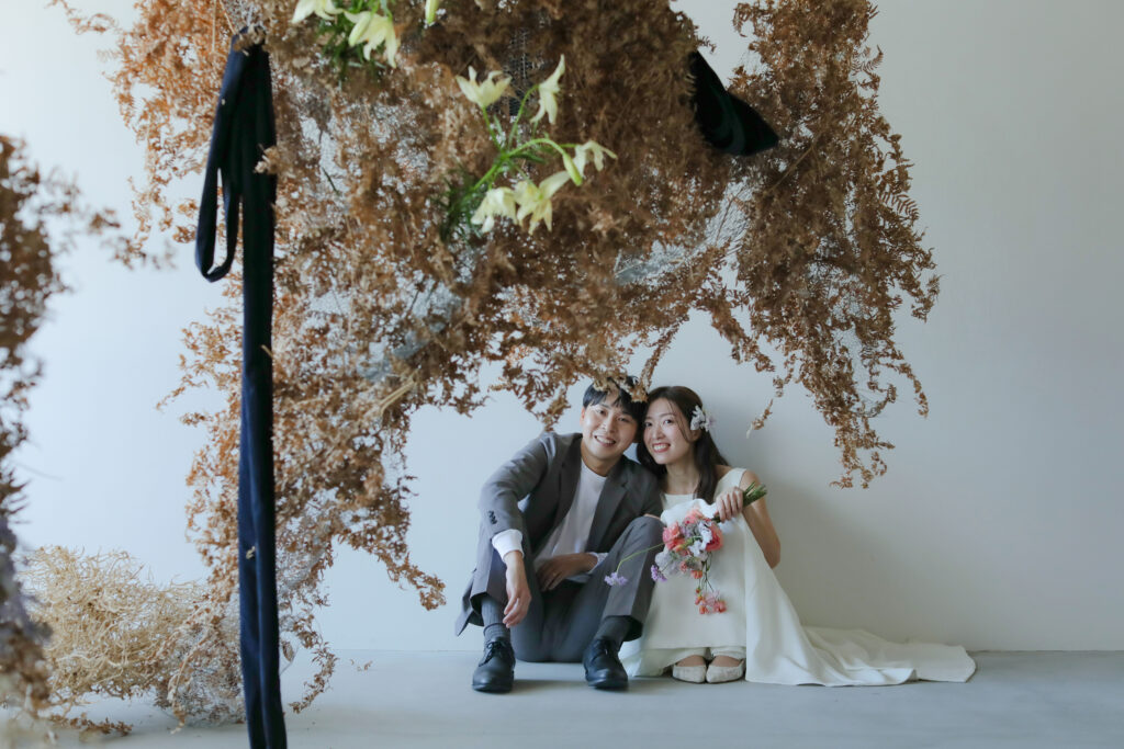 フォトウエディングを彩る上質な花。新郎新婦の美しさを引き立てる、洗練されたアーテ
ィスティックな花材の配置 | IN MY LIFE photography
