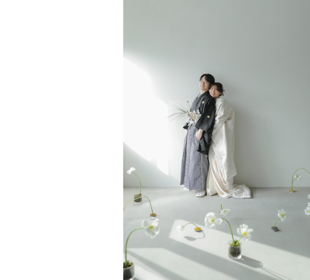 フォトウエディングを彩る上質な花。新郎新婦の美しさを引き立てる、洗練されたアーテ
ィスティックな花材の配置 | IN MY LIFE photography