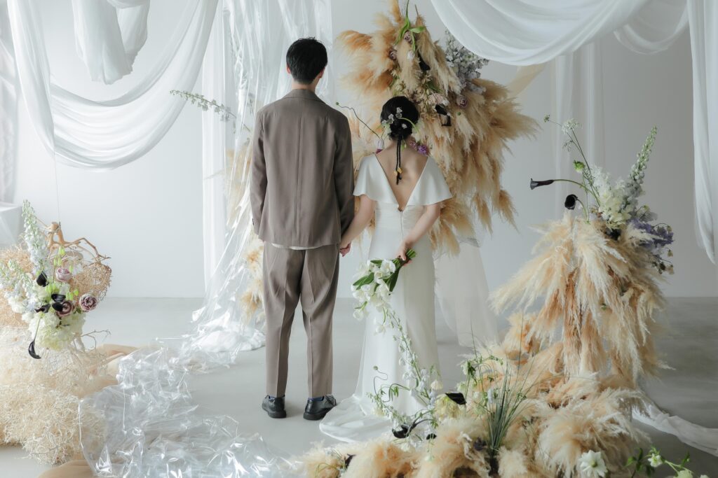 フォトウエディングを彩る上質な花。新郎新婦の美しさを引き立てる、洗練されたアーテ
ィスティックな花材の配置 | IN MY LIFE photography