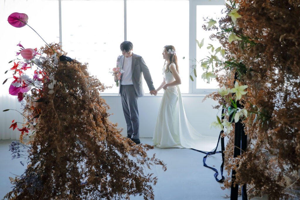 柔らかな自然光が包み込むスタジオで、ドレスの繊細なディテールまで美しく残す前撮り
カット | IN MY LIFE photography