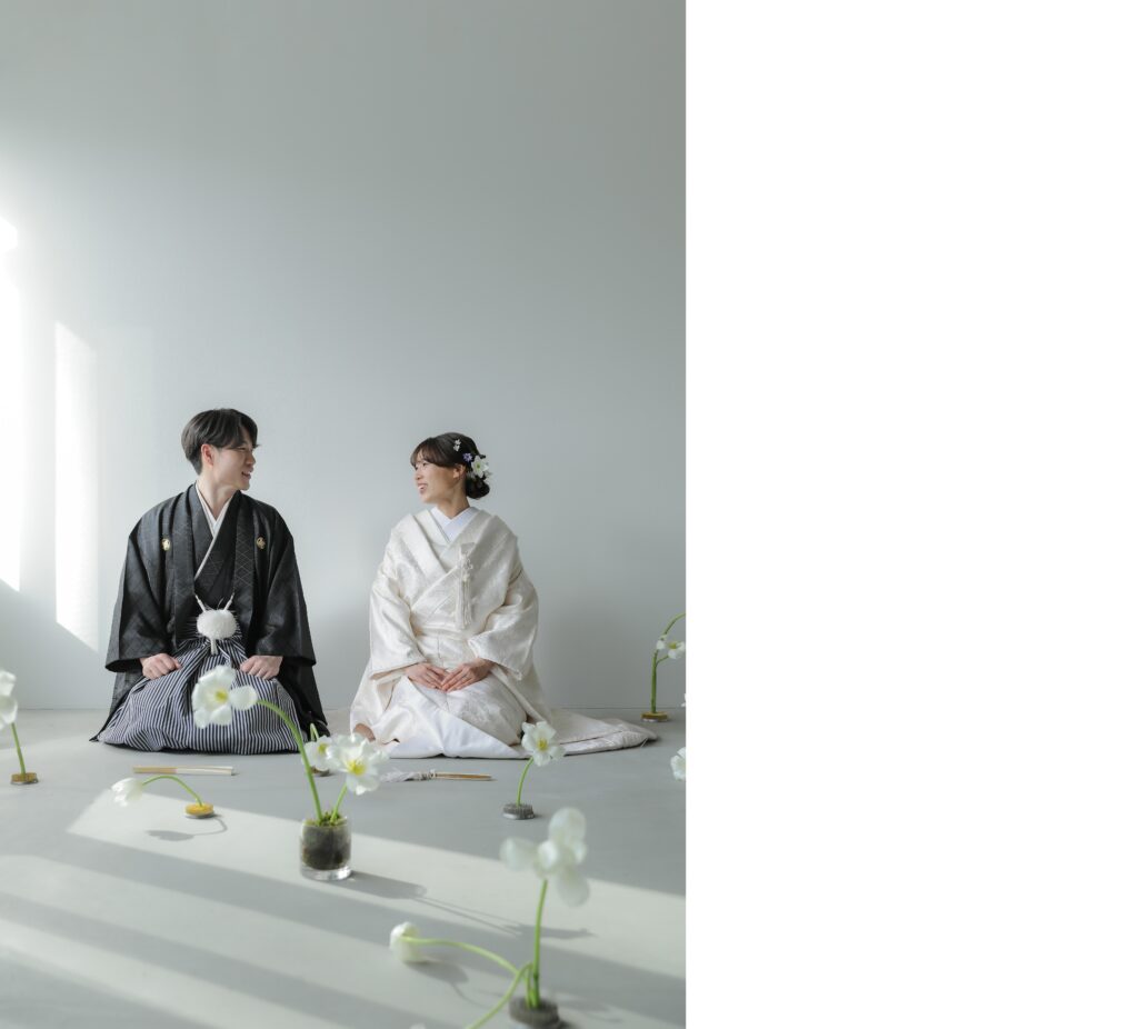 フォトウエディングを彩る上質な花。新郎新婦の美しさを引き立てる、洗練されたアーテ
ィスティックな花材の配置 | IN MY LIFE photography