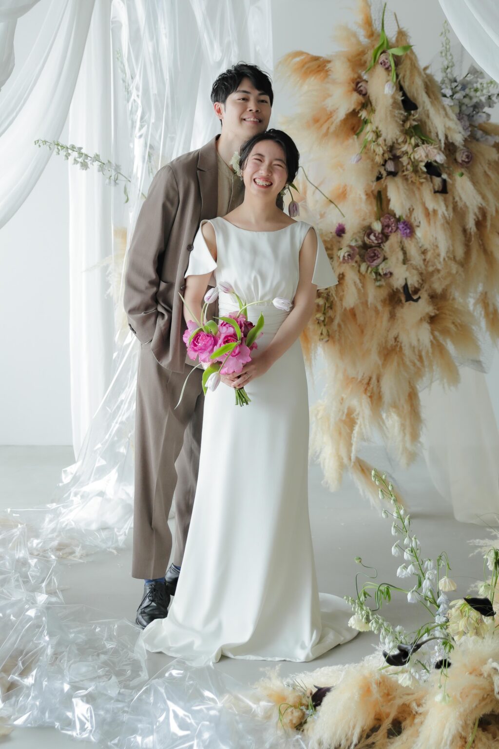 フォトウエディングを彩る上質な花。新郎新婦の美しさを引き立てる、洗練されたアーテ
ィスティックな花材の配置 | IN MY LIFE photography