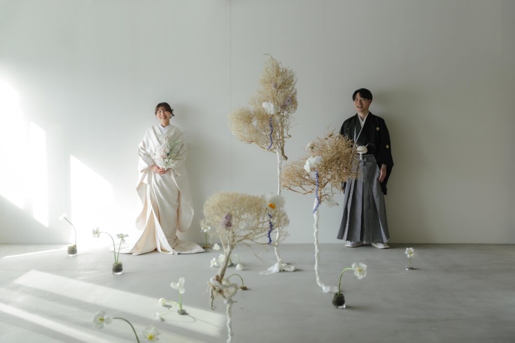 フォトウエディングを彩る上質な花。新郎新婦の美しさを引き立てる、洗練されたアーテ
ィスティックな花材の配置 | IN MY LIFE photography
