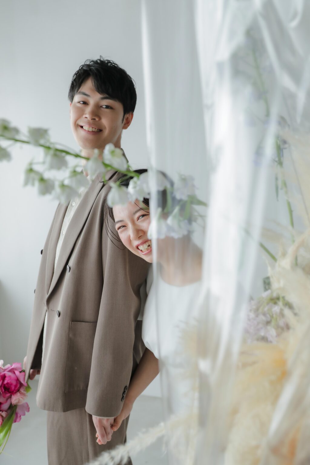 フォトウエディングを彩る上質な花。新郎新婦の美しさを引き立てる、洗練されたアーテ
ィスティックな花材の配置 | IN MY LIFE photography