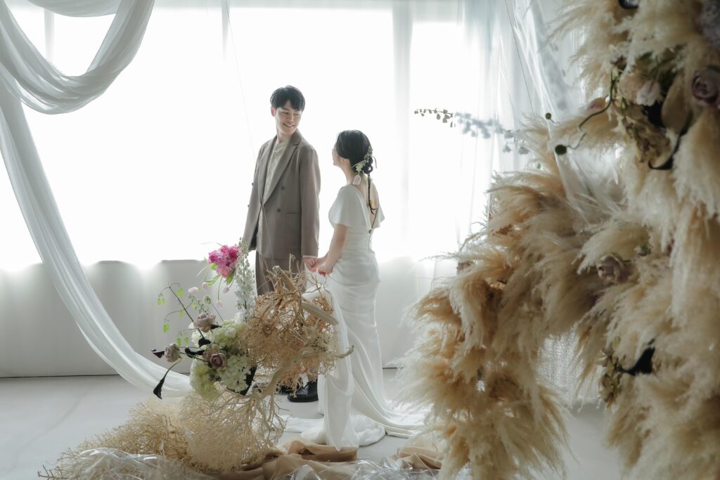 フォトウエディングを彩る上質な花。新郎新婦の美しさを引き立てる、洗練されたアーテ
ィスティックな花材の配置 | IN MY LIFE photography