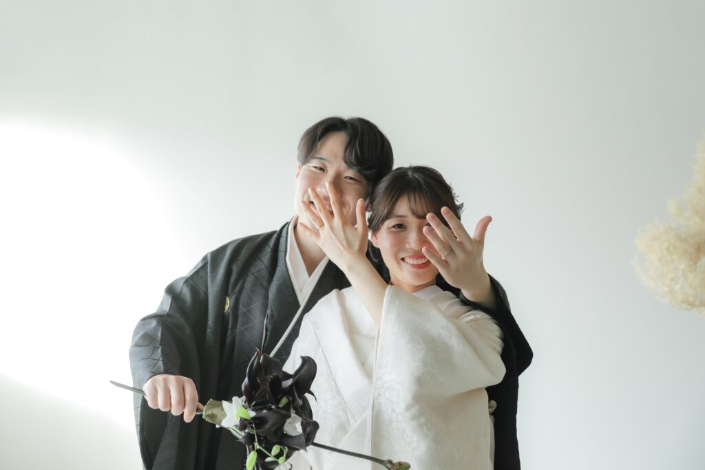 型にはまらない、自由で自然体な和装フォトウエディング。白無垢姿でこぼれる柔らかな
笑顔の一枚 | IN MY LIFE photography