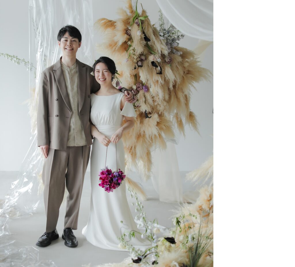 フォトウエディングを彩る上質な花。新郎新婦の美しさを引き立てる、洗練されたアーテ
ィスティックな花材の配置 | IN MY LIFE photography