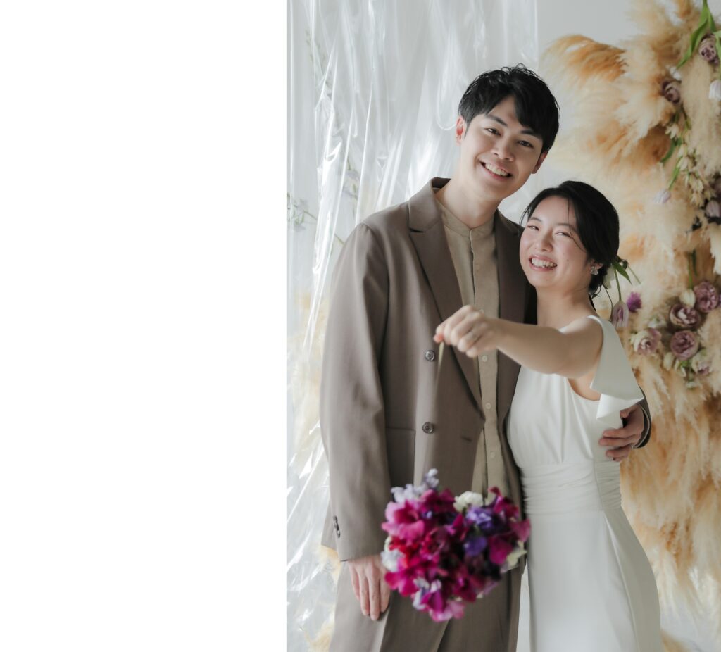 フォトウエディングを彩る上質な花。新郎新婦の美しさを引き立てる、洗練されたアーテ
ィスティックな花材の配置 | IN MY LIFE photography